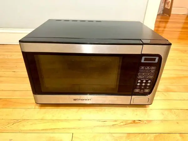 EMERSON 900 WATTS MICROWAVE como nueva todo le trabaja, works great!