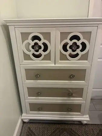 Elegant princess Armoire with 3 drawers