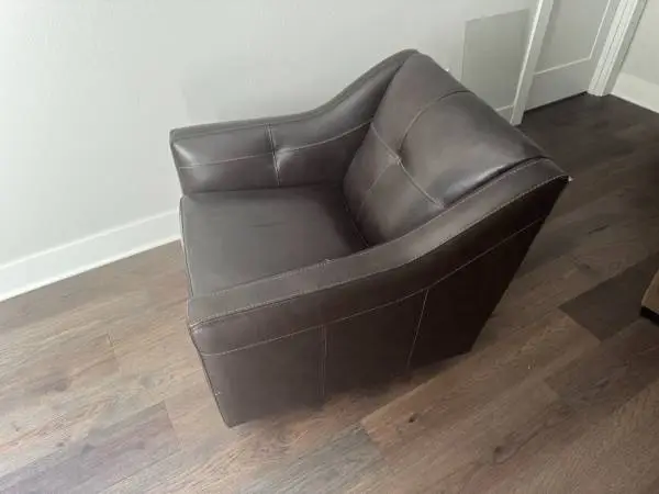 Traditional Swivel Chair