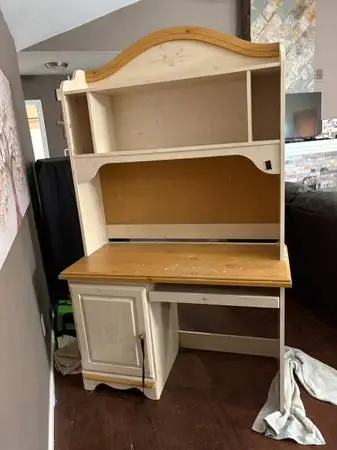 DESK WITH HUTCH