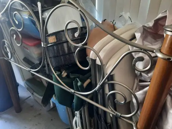 bed frame rod iron like new