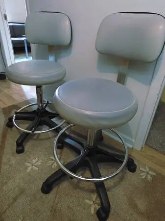 QUALITY ADJUSTABLE AND SWIVEL LEATHER DESK CHAIRS