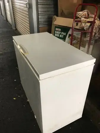 Comm ercial quality Medium size Frigidaire 9 cubic ft chest freezer