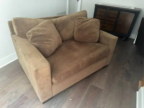 Loveseat / 2 Seater Settee