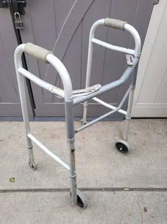 FOLDING ALUMINUM WALKER WITH FOUR WHEELS