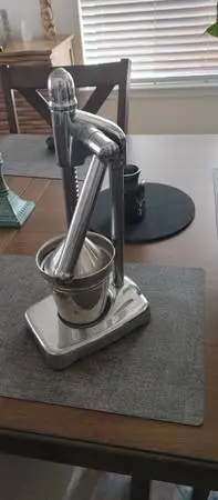 Manual juicer