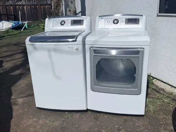 LG WASHER AND GAS DRYER SET