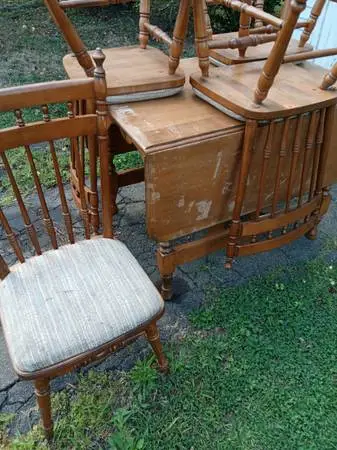 MAPLE TABLE FOLDS WITH FOUR CHAIRS