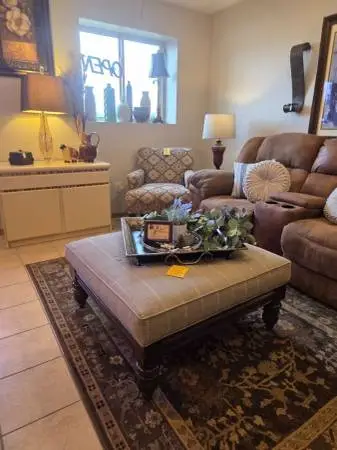 Like New Bassett Ottoman/Coffee Table