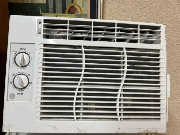GE window AC UNIT 5000btu for small rooms