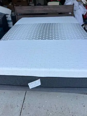 ELECTRIC ADJUSTABLE QUEEN SIZE BED WITH MATRESS LIKE BRAND NEW