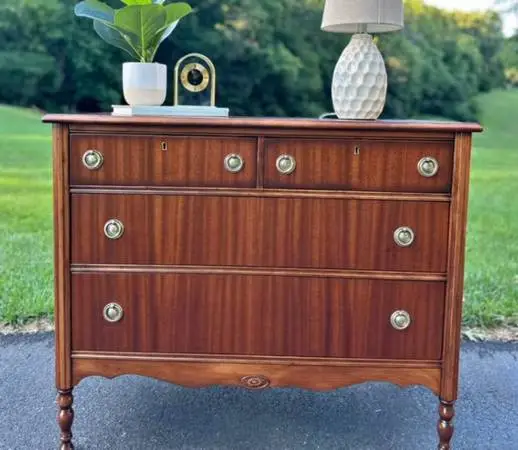 Beautiful Refinished Vintage Federal Style Mahogany Chest of Drawers | Hepplewhi