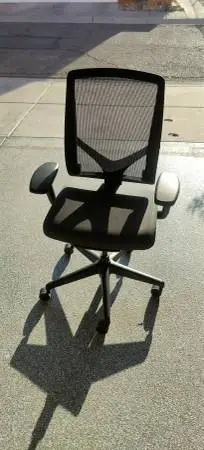 Sturdy and fully adjustable office chair with lumbar support