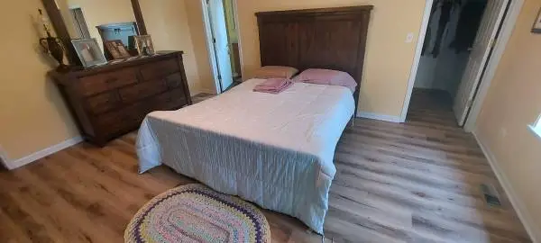 Like new queen size bed room sets.