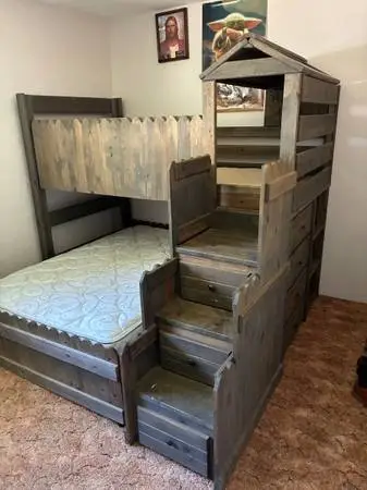 Bunk beds w/drawers
