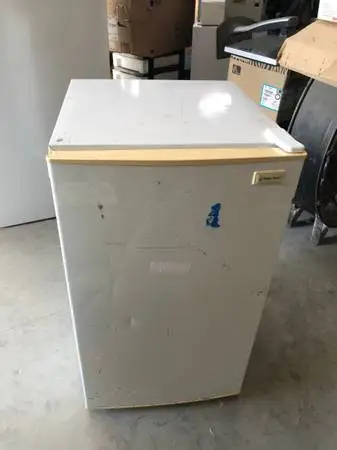 Magic Chef 440YW Compact Mini Refrigerator 4.4 Cu.Ft w/Freezer TESTED