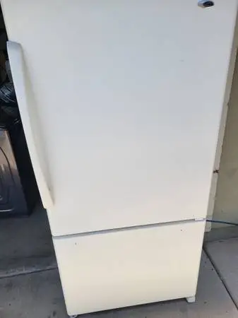 Refrigerator with bottom freezer