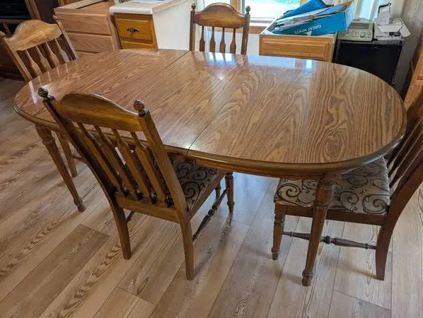 Very nice dining table and 4 chairs  REDUCED PRICE