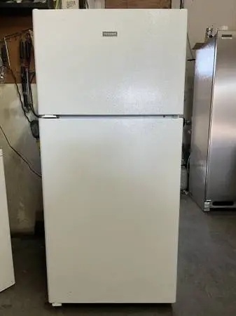 GOOD COND . GE. WHITE COLOR APARTMENT SIZE FRIDGE TOP FREEZER17.0 cuft