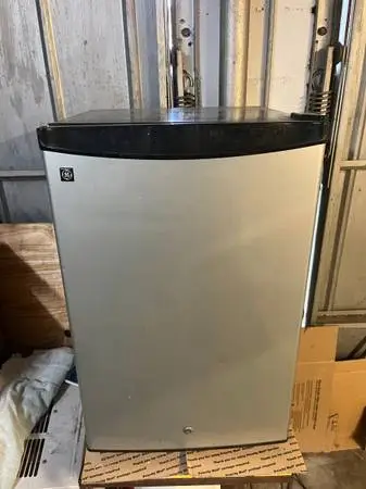 GE 4.4 cu ft refrigerator