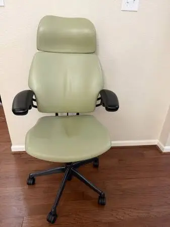 Human Scale Freedom Leather fully loaded in perfect new condition