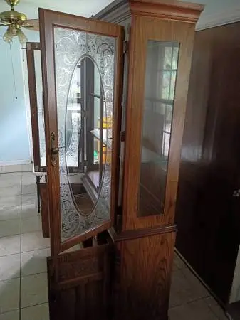 BROYHILL COLLECTOR CABINET W/ OVERHEAD LIGHT