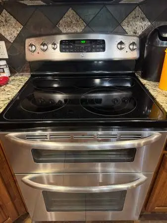 GE 30” Electric Range w/split ovens & glass cooktop