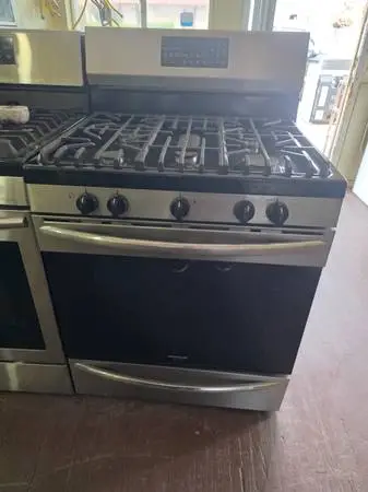 5 BURNERS FRIGIDAIRE GAS STOVE