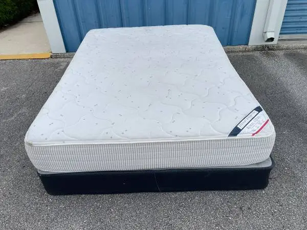 Queen Size Hybrid Plush Top Mattress & Box Springs-Used good/fair cond
