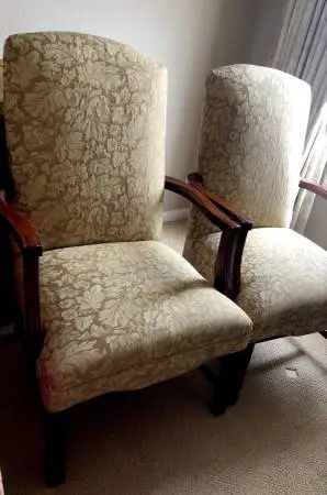 Several side accent charming chairs ! Excellent condition