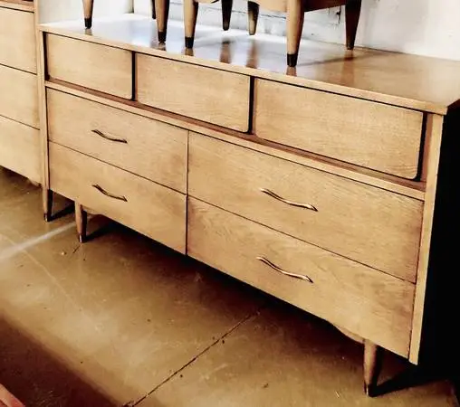 Reduced - MAINLINE Mid Century dresser w/ large mirror - like new