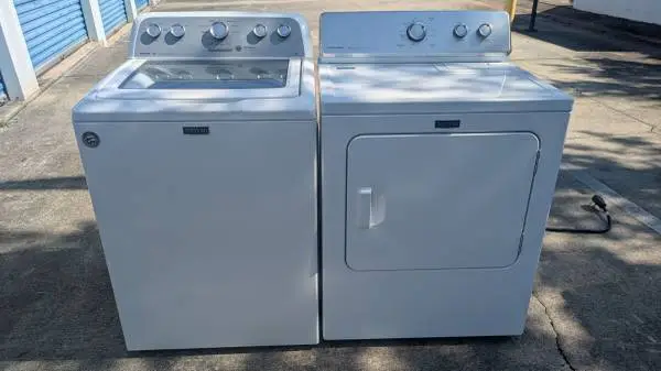 Maytag washer and dryer set 325$