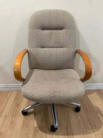 Executive Swivel Chair 🌻Super Comfy 🔺Functional