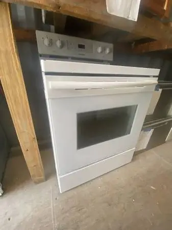 White Samsung Electric Stove 5.9 Cu Ft Model #NE59M4320SWAA Used