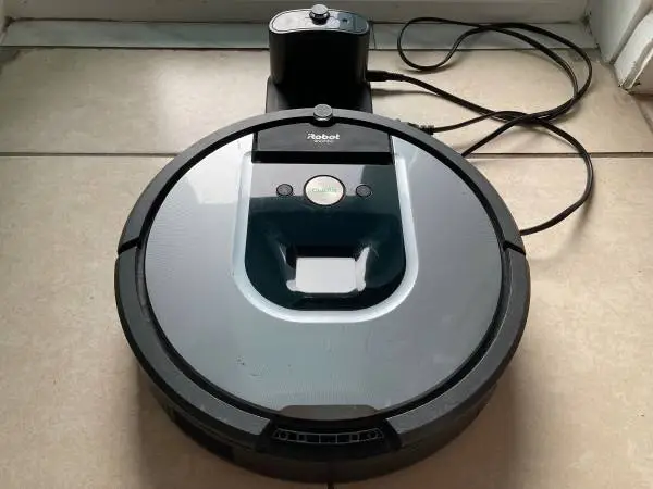 Robotic vacuum cleaner / Autonomous self-driving hoover
