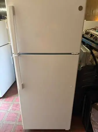 NEW GE 18 cu ft frost free refrigerator with glass shelves