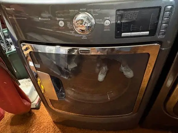 GAS DRYER 1yr OLD WITH STEAM OPTION CAN DELIVER