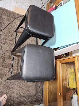 Swivel Padded Bars Stools nearly new 300 lb max