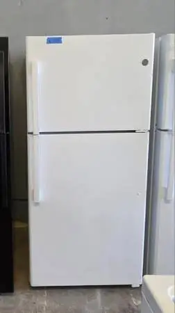 GE refrigerator with ice maker
