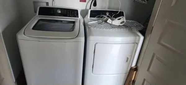 Frigidaire washer and dryer set