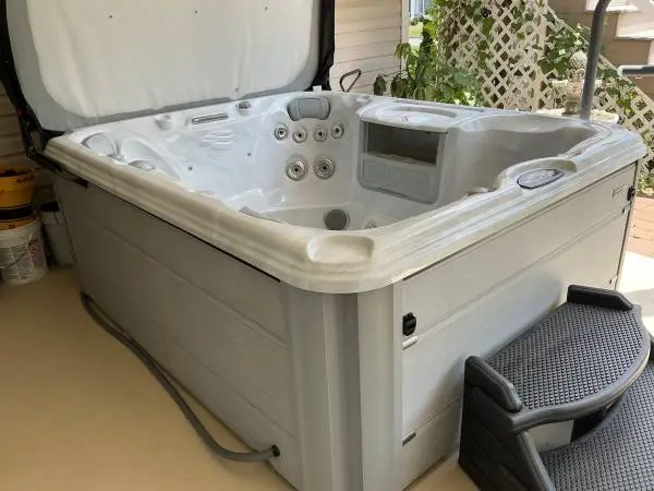 SPA: SUNDANCE MONTCLAIR™ – 780™ SERIES HOT TUB