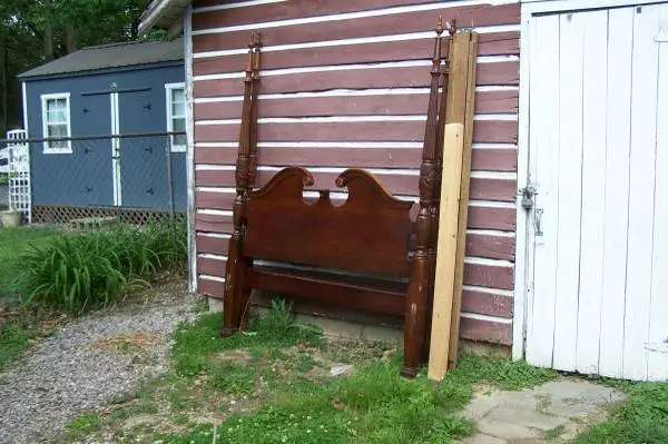 QUEEN SIZE HARDWOOD POSTER BED