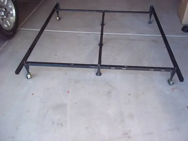Queen size 3-piece Metal bed frame