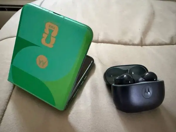 Motorola razer 2025 green with Motorola air pods bose