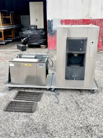 Manitowoc Ice Machine Maker 450 Pounds & Dispenser Bin