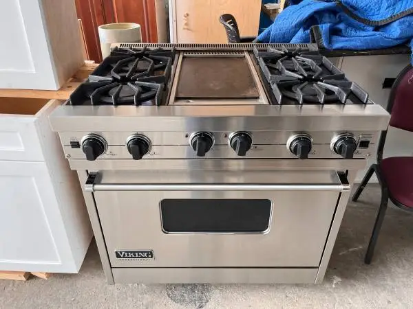 SS 36W Viking Pro-Style Gas Range Model # VG1C365-4GSS Used Good Cond