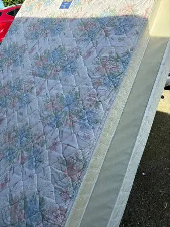 QUEEN Mattress and Box Set / Very Clean