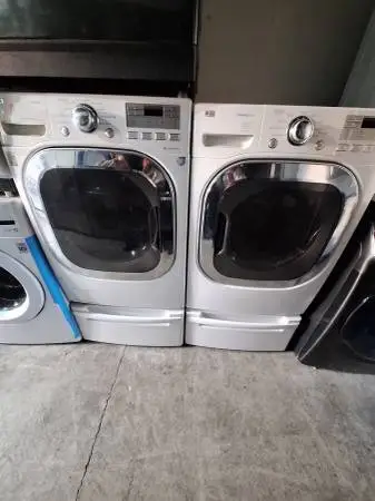 Washer and dryer dryer set with pedestals