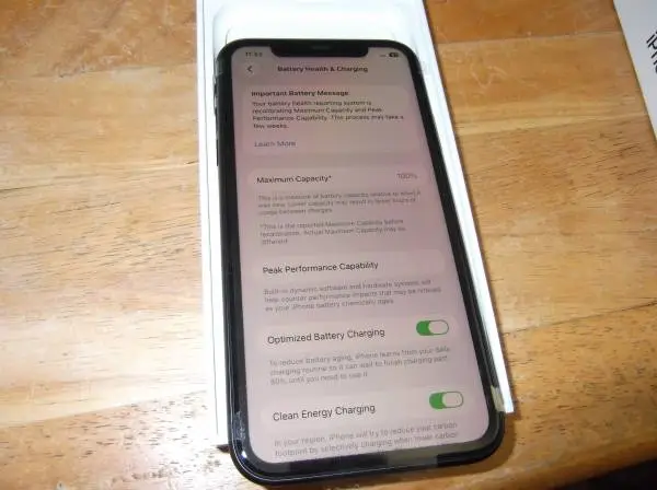 apple iphone new in box, dual cameras,ios 26, 6.1 screen,64gb, 6.1