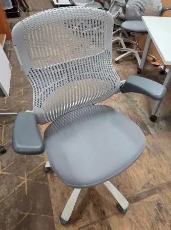 Knoll - Generation Mesh Task Chair